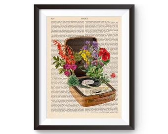 Puede incluir: Un tocadiscos vintage con un arreglo floral en la parte superior. El tocadiscos es marrón y tiene un disco negro en el plato giratorio. Las flores son rosas, rojas, amarillas y verdes. El fondo es una página de un libro con texto.