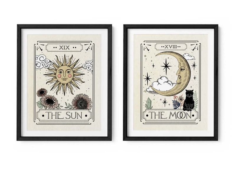 K&ouml;nnte beinhalten: Zwei gerahmte Drucke von Tarotkarten, Die Sonne und Der Mond. Die Sonnenkarte zeigt eine gelbe Sonne mit einem Gesicht und Strahlen, umgeben von Wolken und Blumen. Die Mondkarte zeigt einen zunehmenden Mond mit einem Gesicht, eine schwarze Katze und Sterne.