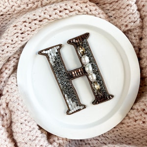 Broche de bronce con la letra H. Regalo personalizado para ella.
