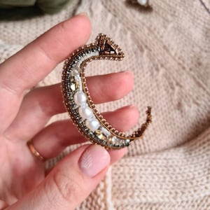 Regalo Letra C de Bronce. Broche de cuentas personalizado.