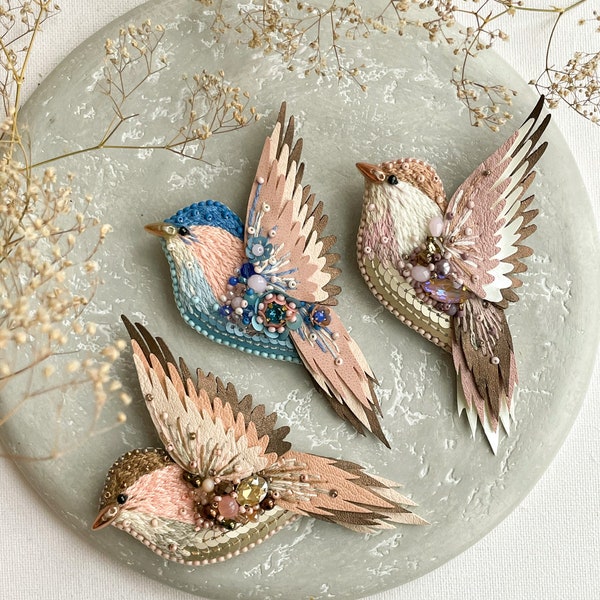 Broche oiseau perlé. Cadeau pour elle