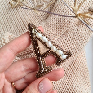 Broche de cuentas de bronce con la letra A. Regalo personalizado con nombre.