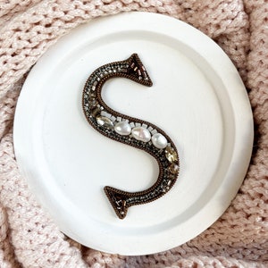 Broche de cuentas de bronce con la letra S. Regalo personalizado con nombre.