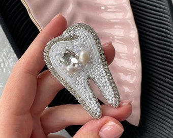 Broche en forme de dent perlée. Cadeau pour un dentiste