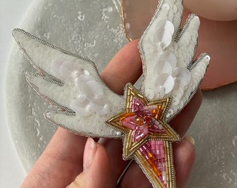 Broche de estrella de Sailor Moon. Pin de alas blancas.