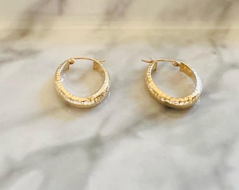 14K Yellow Gold Pretty Hammered Style Oval Hoop Earrings - Main Image