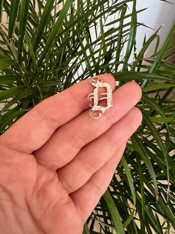 Old english store d pendant