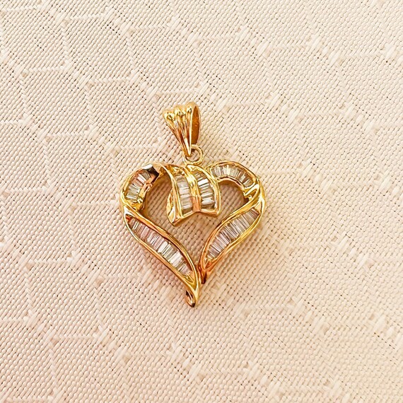 18k Yellow Gold Twisted Heart Pendant With Baguette Diamonds