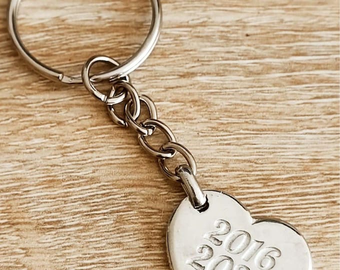 Keychain for your tin wedding anniversary - 10 years of marriage - "2016/2026" - in raw tinplate - small heart 22x22mm
