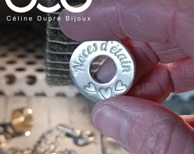 Ring bracelet ø23mm in tinplate with ø3mm Paracord cord - Text "Noces d'iron blanc avec cœurs" on the front - size and color of your choice