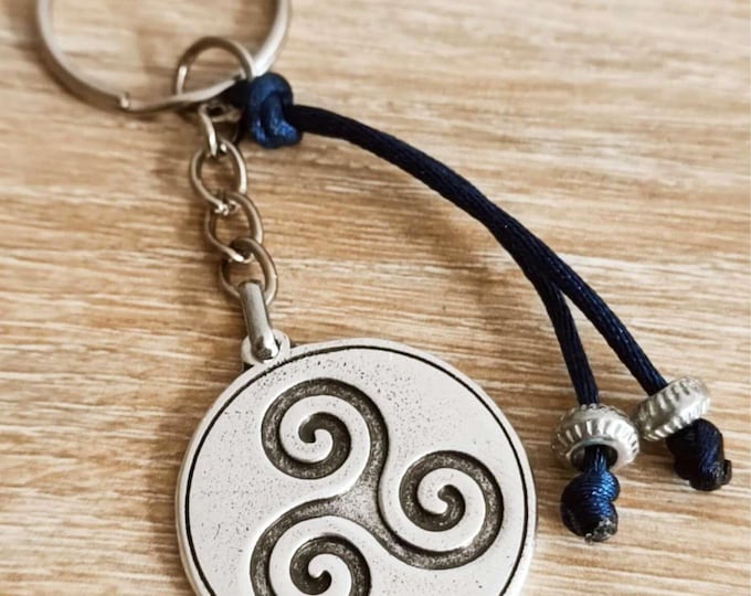Key ring - Celtic triskel (design with a circle) - ø30mm - with beads and cord.