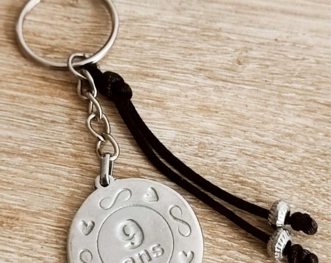 Birthday key ring - 9 years old with hearts and infinity - raw tinplate - ø30mm - with beads and cord - Made in France