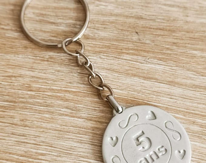 Tinplate key ring - 5 years with hearts and infinity - model of your choice