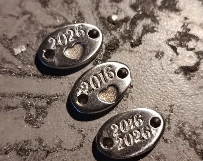 Bracelet with an oval medal in raw tinplate, 8x15 mm - Date 2016 - Handmade in France