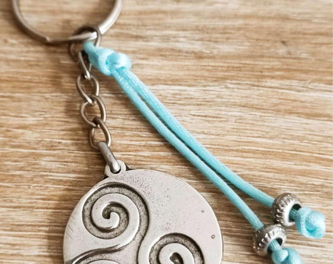 Key ring - Celtic triskel (offset design) - ø30mm - with beads and cord.