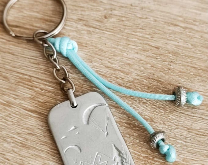 Paragliding key ring - rectangular medal 21x35mm - with beads and cord.