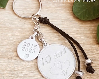 Key ring for your tin wedding anniversary - 10 years of marriage "2015/2025" - 2 medals + cord with pearls