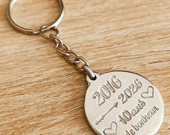 Raw tinplate medal 2016/2026 - Round ø30mm - with "10 years of happiness"