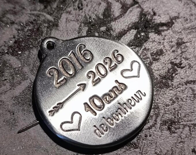 Raw tinplate medal 2016/2026 - Round ø30mm - with "10 years of happiness"