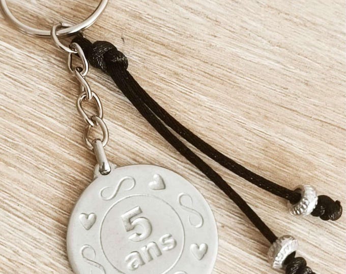 Birthday key ring - 5 years with hearts and infinity - Wooden Wedding - raw tinplate with cord and beads