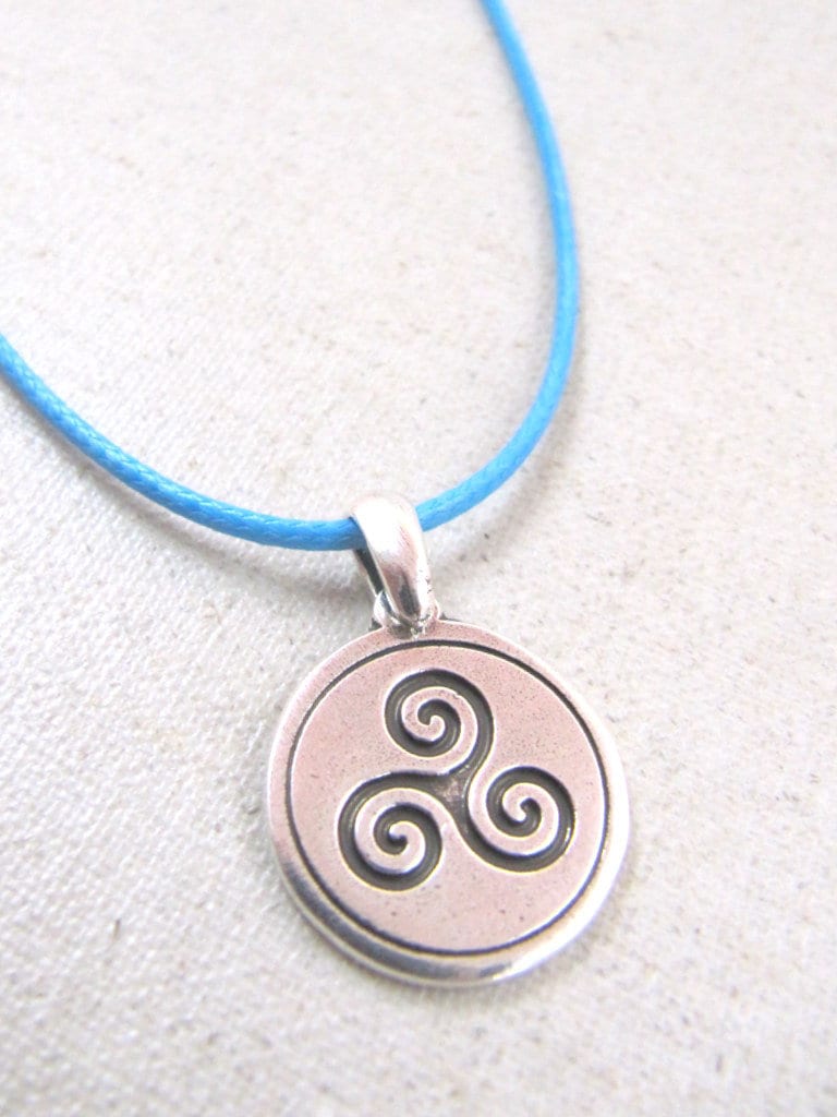 Necklace Triskell Breton/Celtic triangle model and cord of your choice