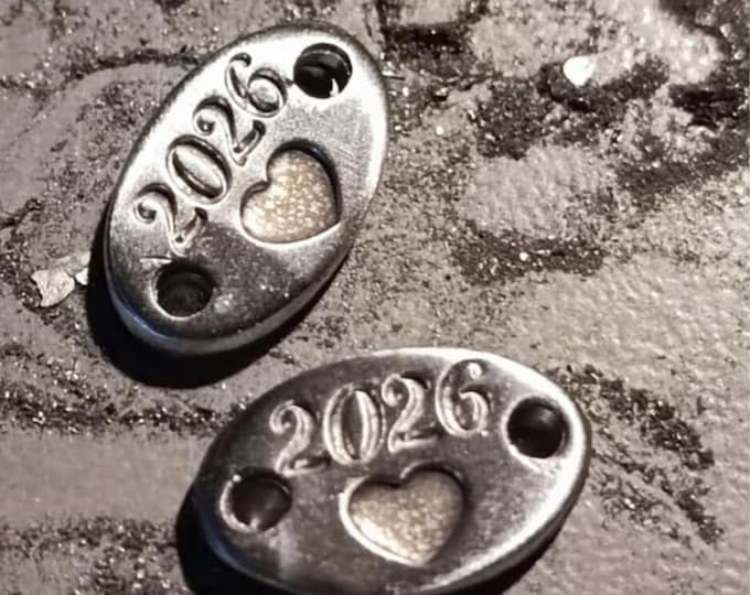 Bracelet with an oval medal in raw tinplate, 8x15 mm - Date 2026 - Handmade in France