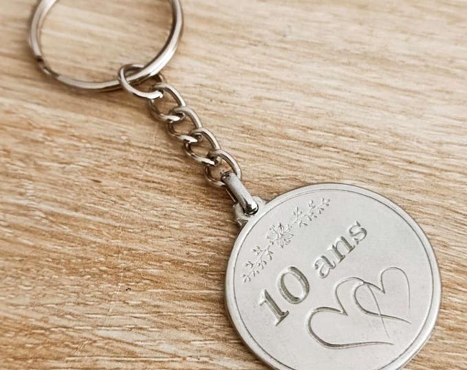 Tinplate key ring - 10 years with hearts - ø30mm
