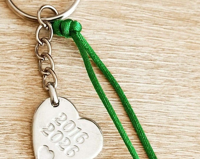 Keychain for your tin wedding anniversary - 10 years of marriage - "2016/2026" - in raw tinplate - choice of design + cord with beads
