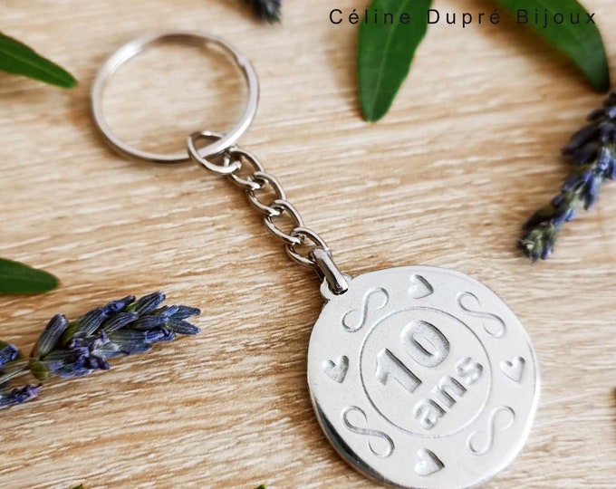 Key ring to celebrate a birthday - medal with heart and infinity + Number of your choice - ø30mm in raw white iron.