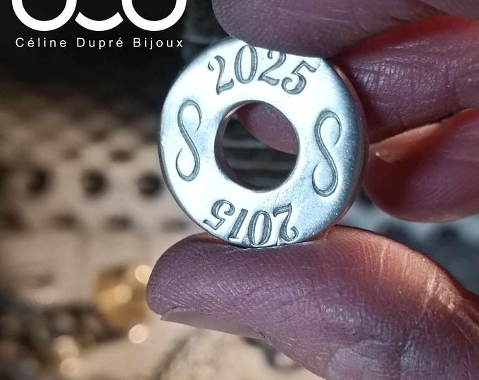 Ring bracelet ø23mm in white iron with Paracord cord ø3mm - Text "2015/2025 +infinity" on the front - size and color of your choice