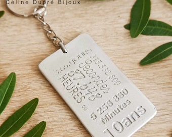 Key ring with rectangular medal to celebrate your 10th wedding anniversary - rectangular medal approximately 35x60mm in raw tinplate