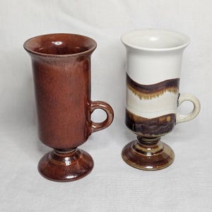 Set mit zwei (2) Vintage Otagiri Sockel Steinzeug Kaffee / Teetassen