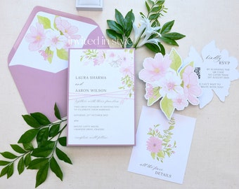 Invitación de boda floral en color rosa ruborizado con tarjeta troquelada con forma personalizada.