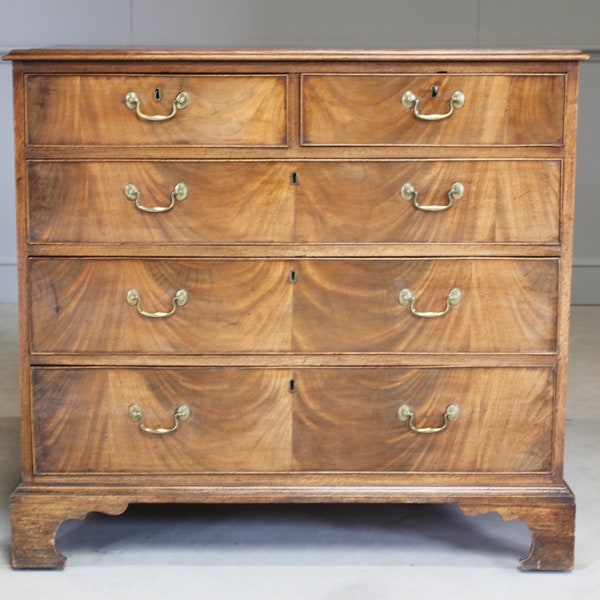 A George III mahogany chest of drawers.