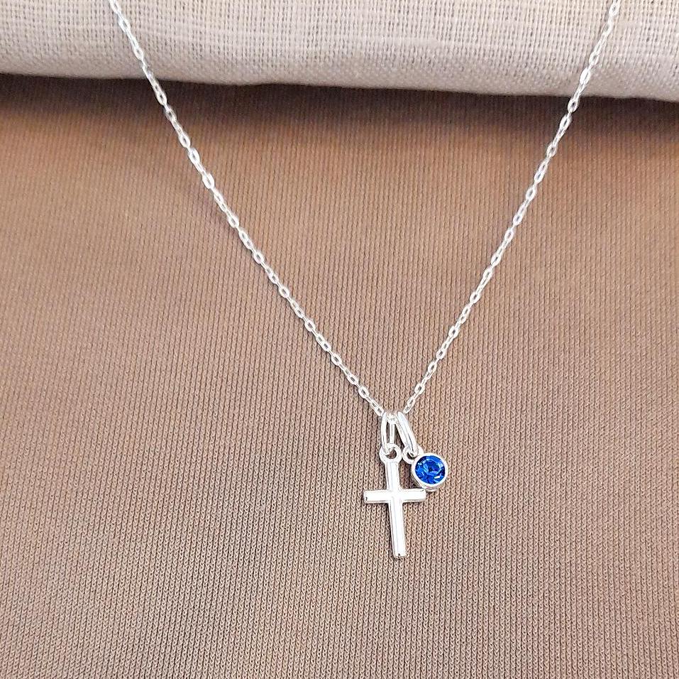 Collana con croce in argento sterling, zirconi cubici, iniziale personalizzata e pietra portafortuna, senza acciaio inossidabile, senza piombo, peltro o nichel. - Italia