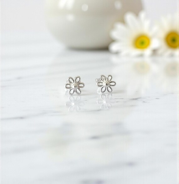 スターリングシルバーのフラワースタッドピアス：姪への贈り物 - Etsy 日本