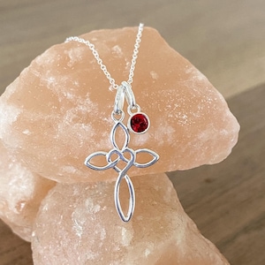 Collar de cruz de corazón de eternidad con piedra de nacimiento de cristal en plata de ley 925. Joya de recuerdo.