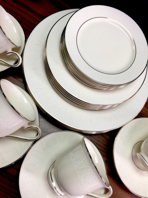 Lenox Courtyard Platinum Ivory China 20-Piece Dinnerware Set Service for 4 Lenox Courtyard Platinum Ivory China 20-Piece Dinnerware Set Service for 4