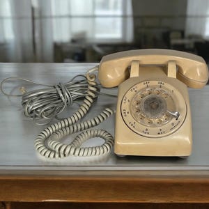 Vintage STROMBERG CARLSON Rotary Dial Desk Telephone - Beige