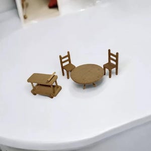 Miniaturowe meble do domku dla lalek, stół, krzesła, wózek na napoje