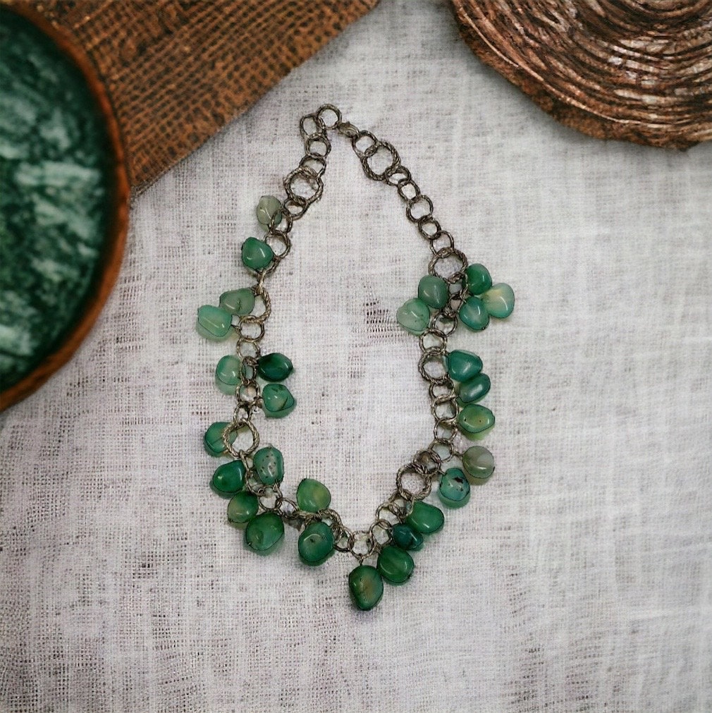 Collar vintage con dije de piedra verde en tono plateado