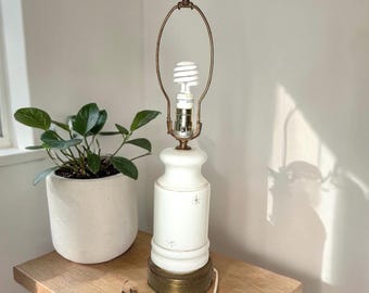 Lámpara de mesa vintage MCM de cristal opalino con diseño de estrella atómica y base de latón ornamentada de 56 cm (22"). Funciona.