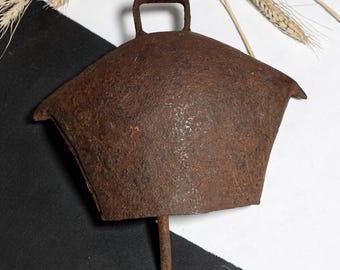 Campana de vaca antigua de hierro forjado a mano, remachada, del siglo XIX, con pátina oxidada, 5 pulgadas.