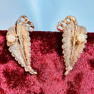 Vintage Gold Tone Faux Pearl Clip On Earrings