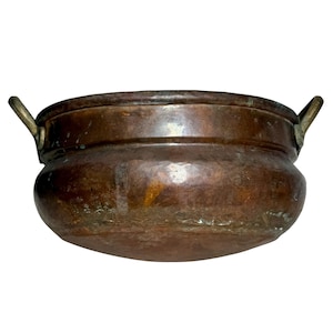 Caldero antiguo de cobre martillado del siglo XIX con asas de latón con costura de cola de milano tipo "grapa".