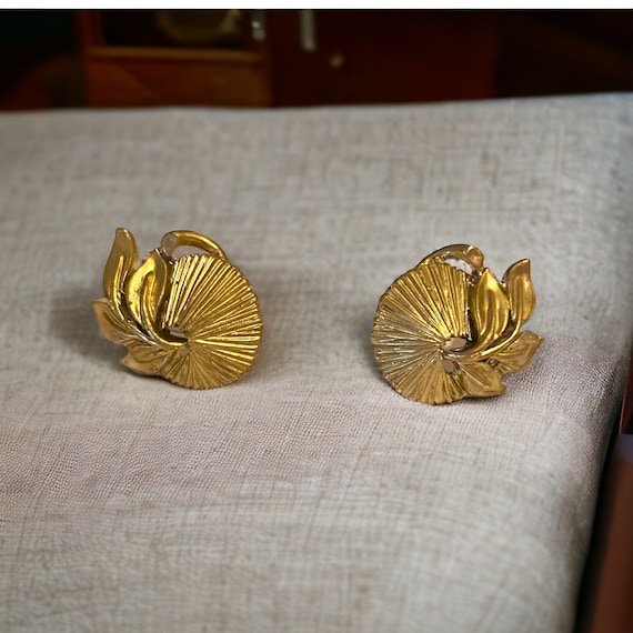 Vintage Signed Star Gold Tone Screw Back Earrings - image 2