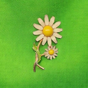 Grote vintage weiss geëmailleerde madeliefjebloem broche goudkleur