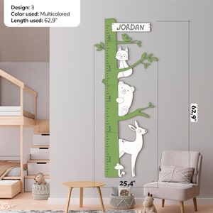 Può includere: Un metro di crescita in legno verde con un design di cervo, orso, volpe e uccello bianchi. Il metro misura fino a 160 cm e ha una larghezza di 64,5 cm. Il nome "JORDAN" è scritto nella parte superiore del metro.