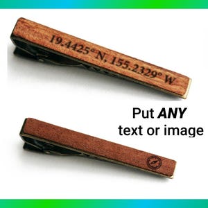 Pode incluir: Um prendedor de gravata de madeira com um design de bússola e o texto "Put ANY text or image" gravado nele. O prendedor de gravata é marrom e tem um fecho de metal.