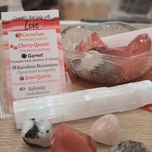 Cristales para la atracción amorosa: Cuarzo rosa, carta con significado, varita de selenita, amor propio, fortalece las relaciones, chakra del corazón.
